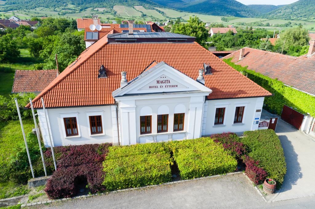 Magita Hotel Basko Екстериор снимка