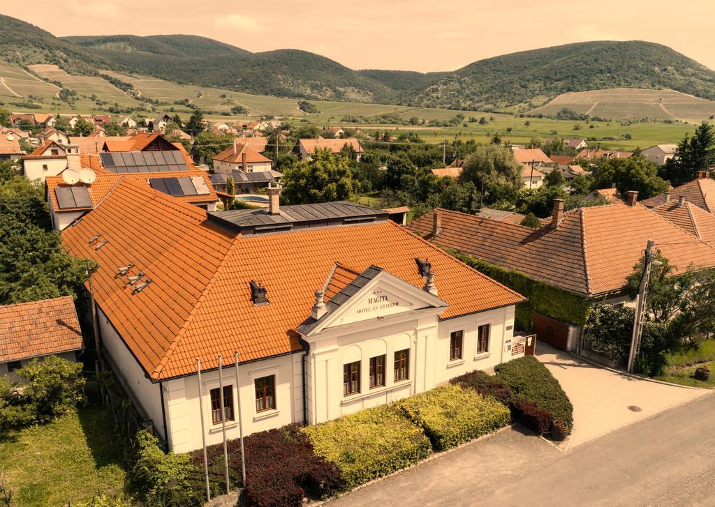 Magita Hotel Basko Екстериор снимка