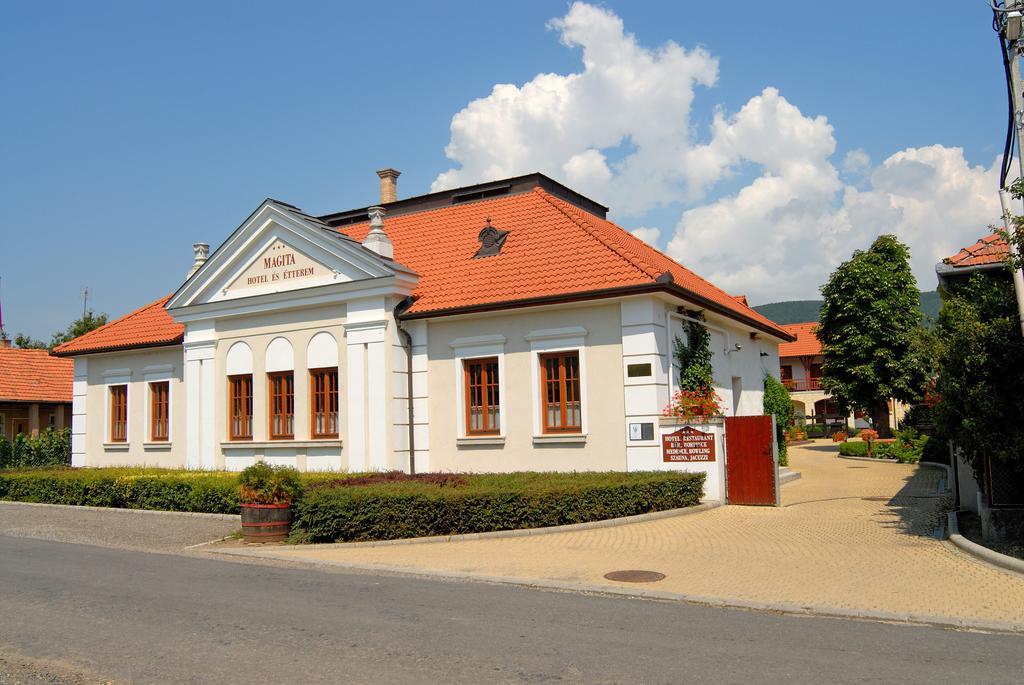 Magita Hotel Basko Екстериор снимка