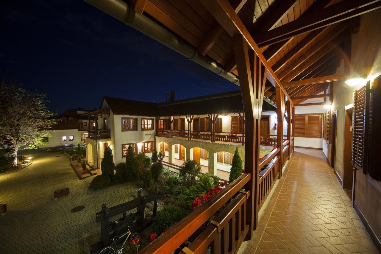 Magita Hotel Basko Екстериор снимка